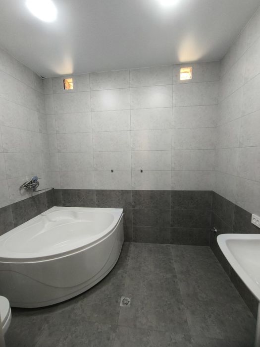 Лимонаий  Продается дом с участком. 2,5 соток. 2-уровня дом.