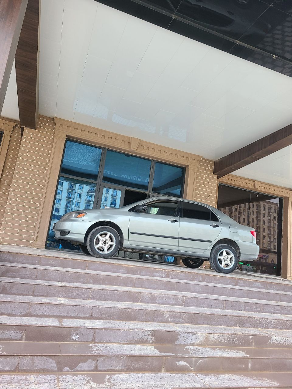 Toyota corolla 1.8 sotiladi