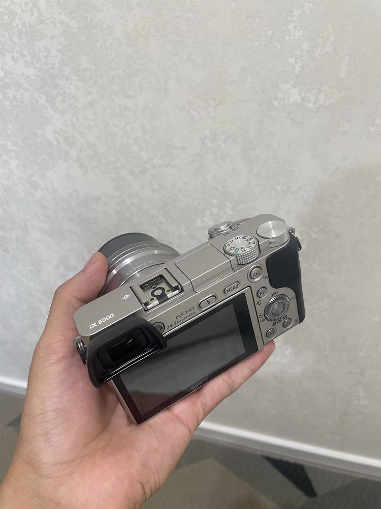 Sony A6000 + 16–50mm Kit