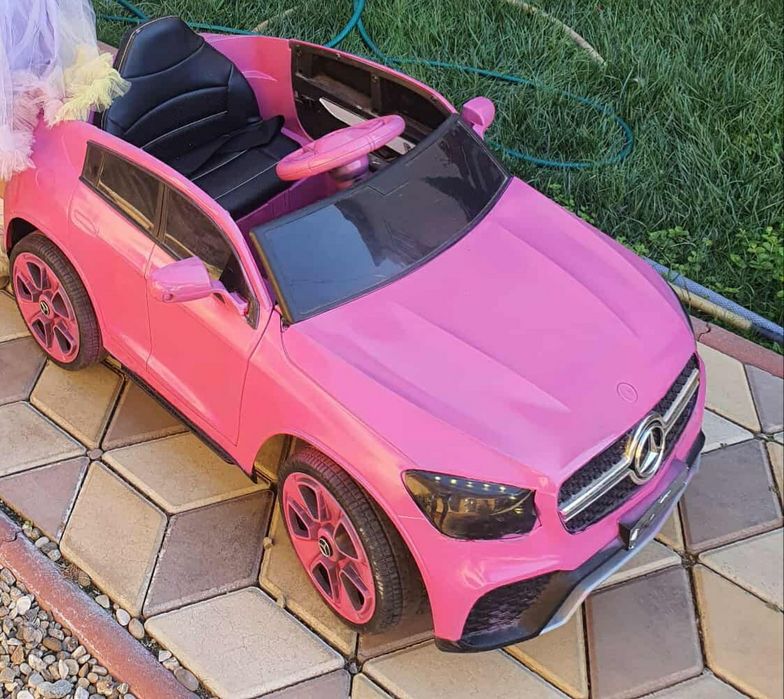 Masina fetita cu telecomanda