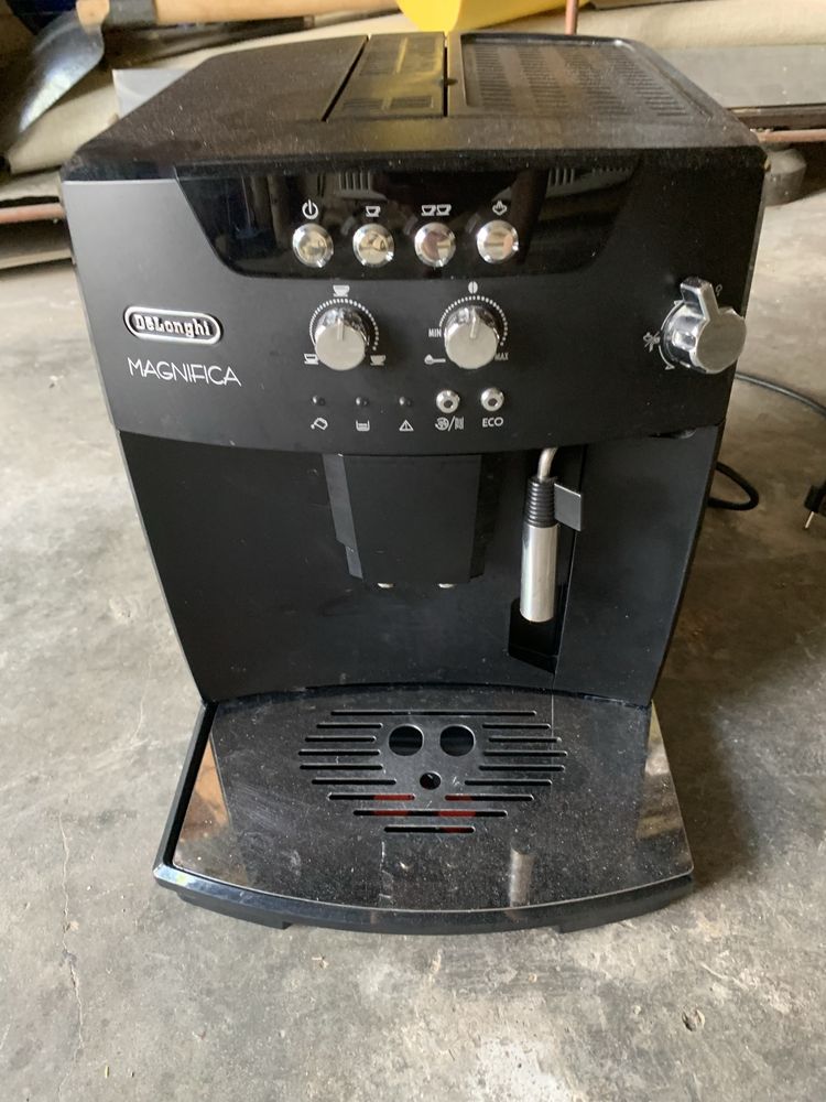 Vand aparat de cafea DeLonghi Magnifica