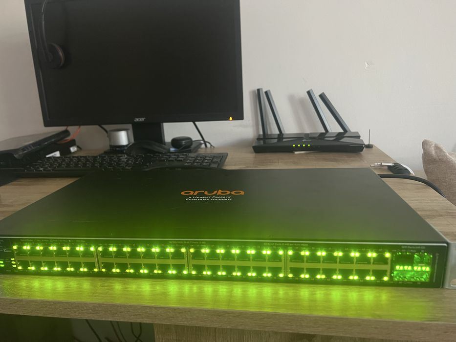 Switch Aruba 48 Porturi / SFP 1U cu management