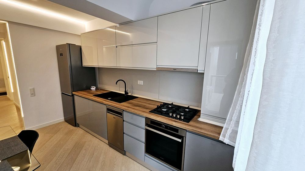 Ofer spre inchiriere apartament 3 camere decomandat parcare subteran