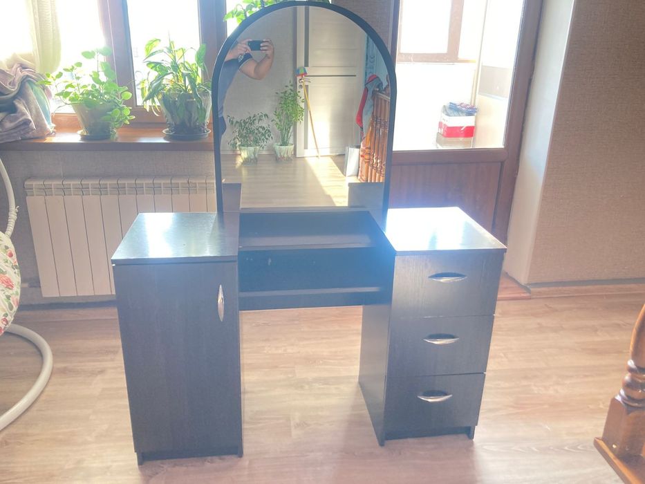 Трюмо с двумя тумбами