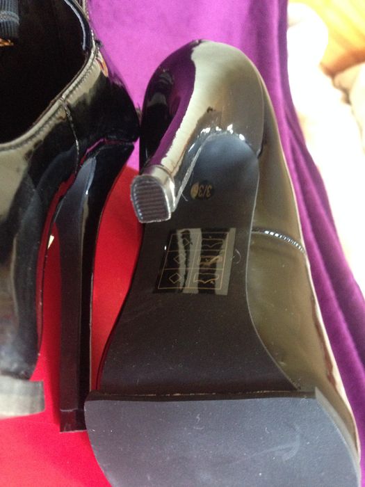 нови лачени обувки