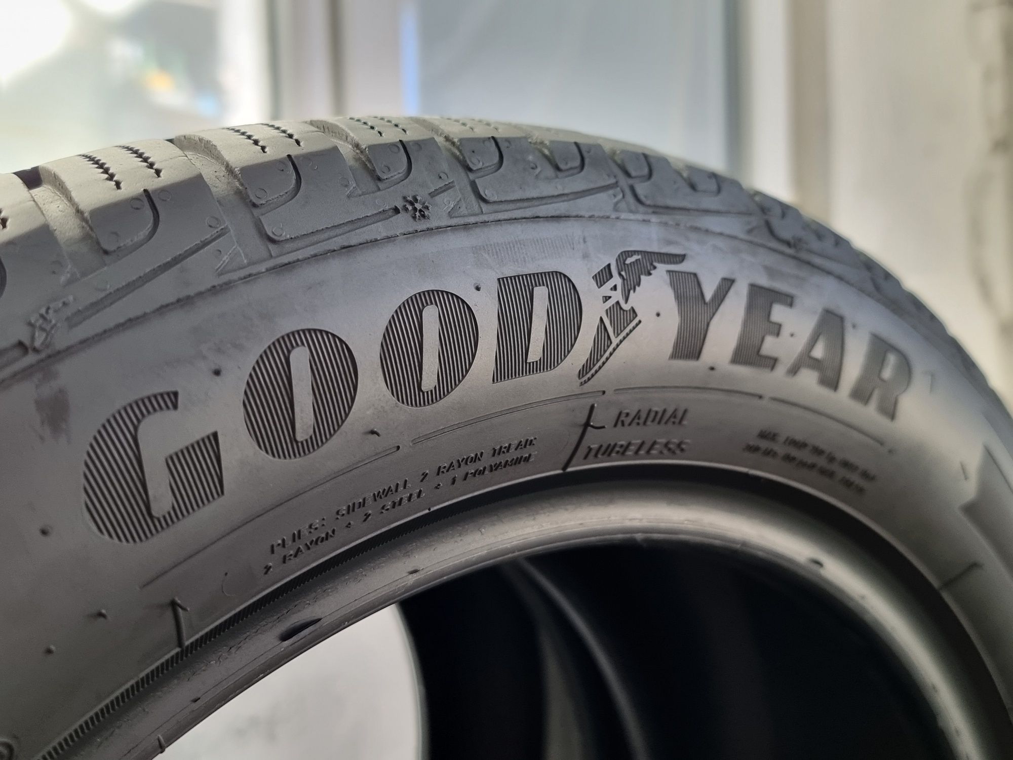 225/50/17 Goodyear 2Броя: 130лв 6мм Run on flat