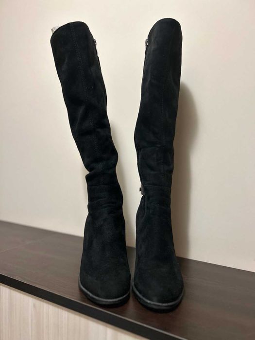 Дамски ботуши черни велур с интересен ток