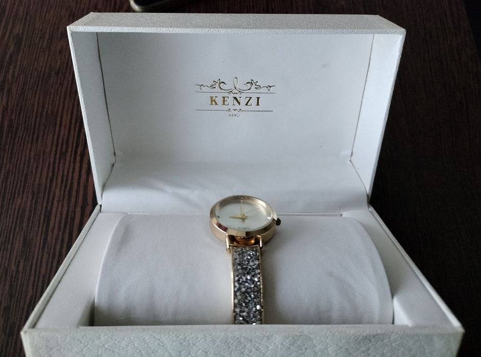 Ceas damă cu brățară metalică