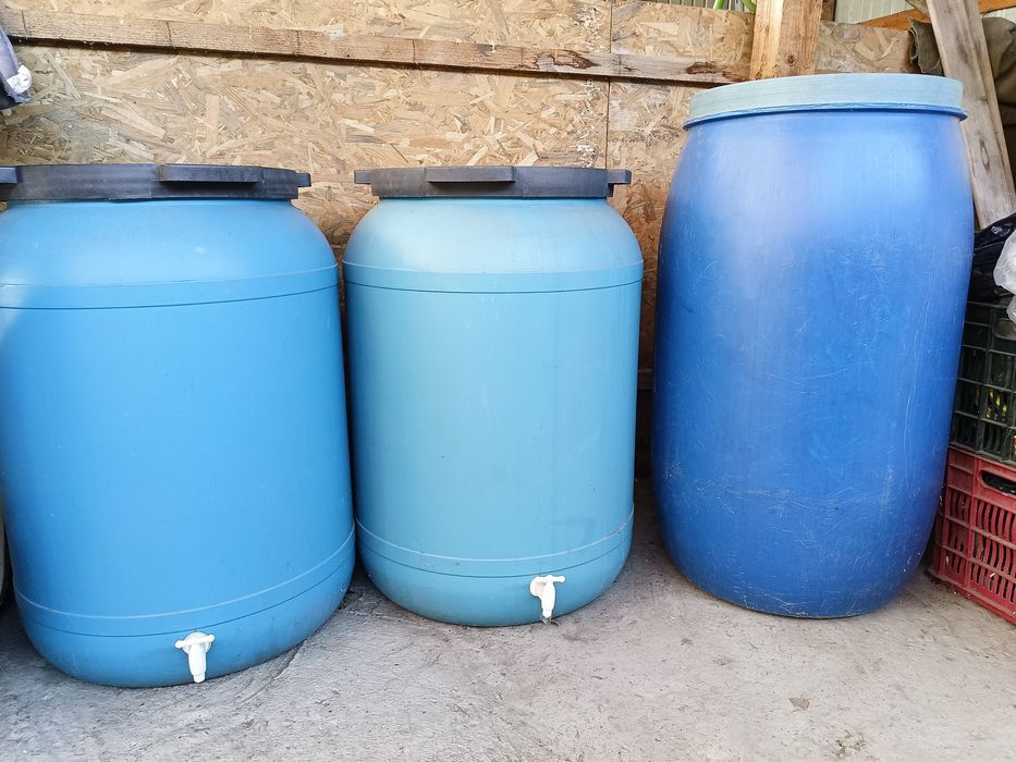 Vând butoaie de plastic 200 de litri