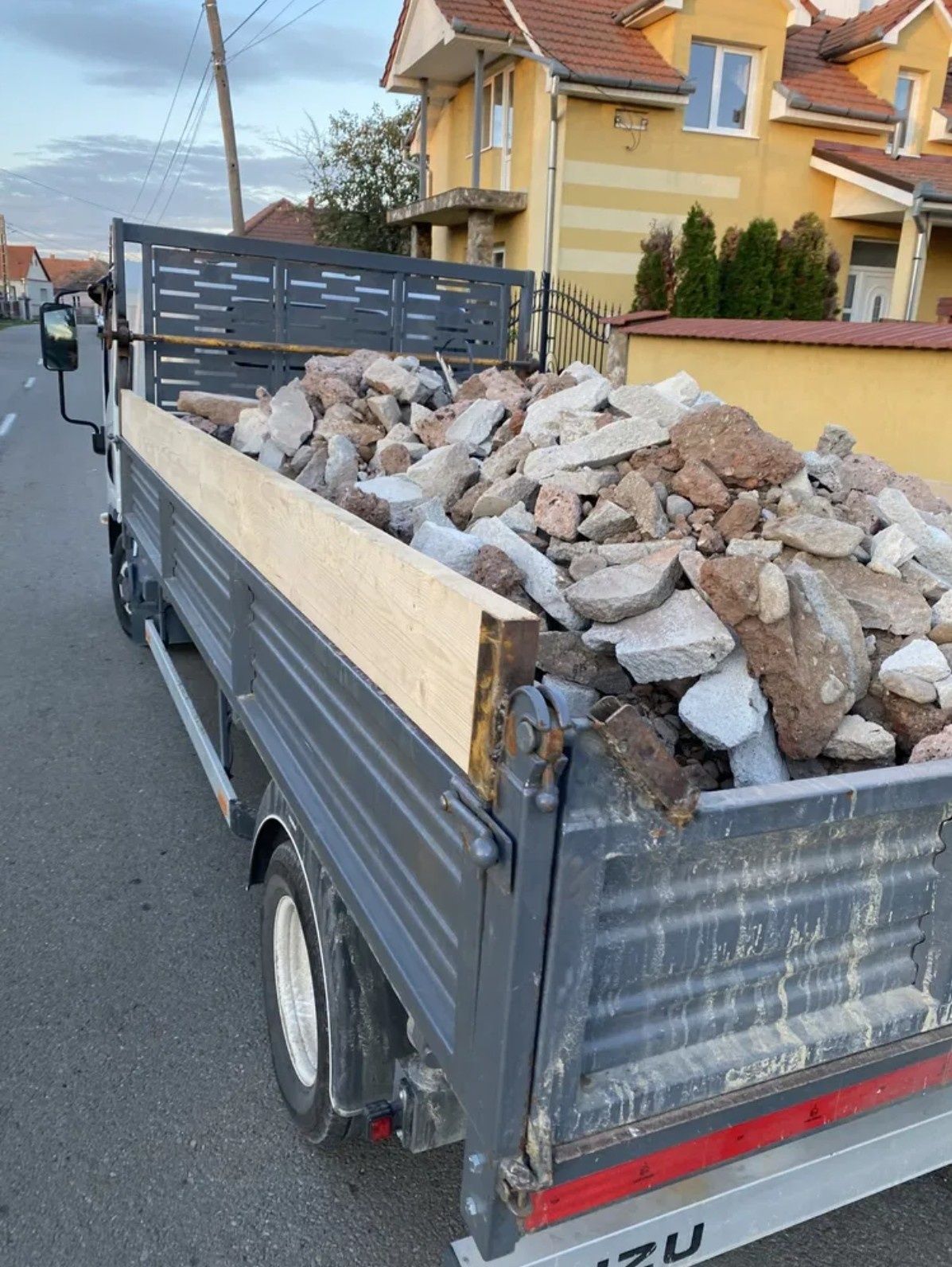 Transport : moloz , nisip , pietriș , pământ , lemne ,mobila etc