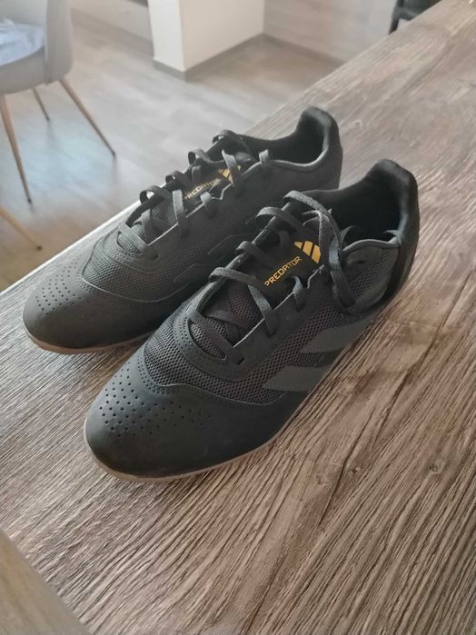 Футболни обувки за зала