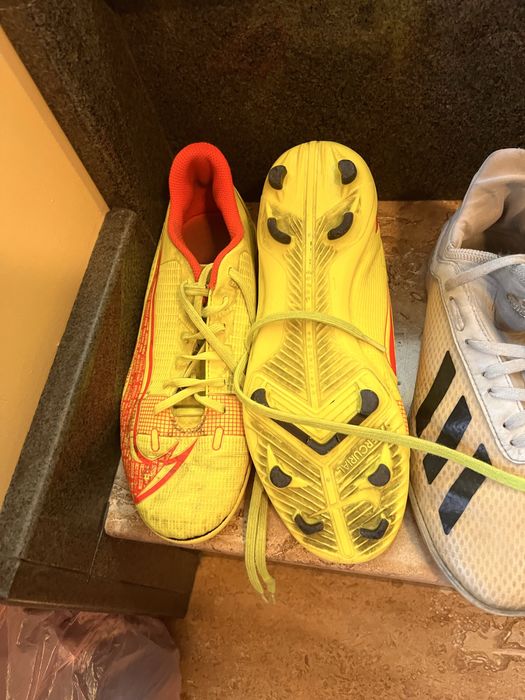 Футболни обувки бутонки и стоножки