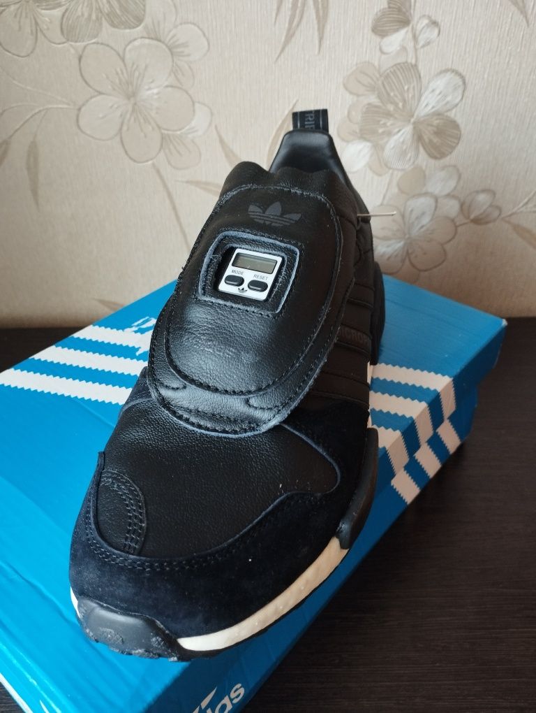 Кроссовки Adidas.