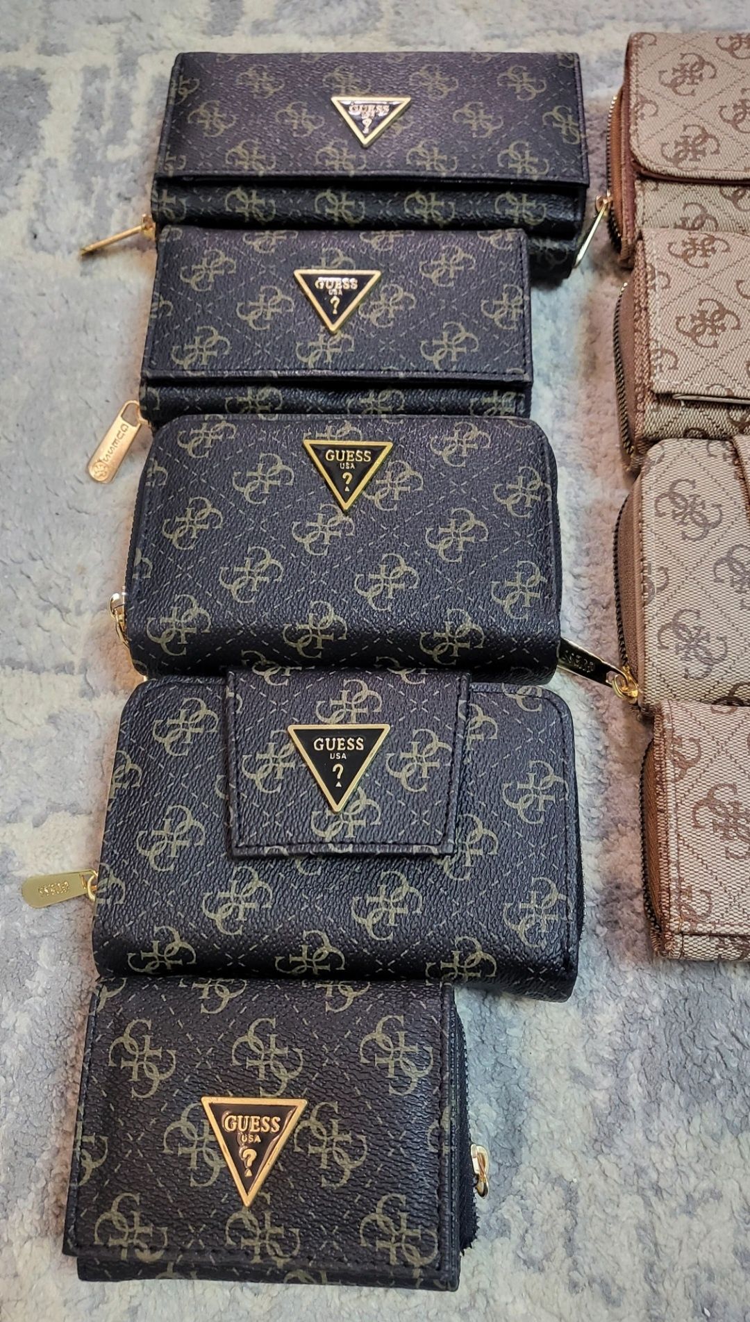 Портмонета Guess от 20 до 25 лв.