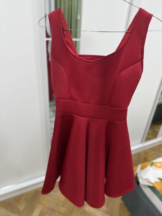 Червена къса рокля с панделка на гърба – елегантна и стилна