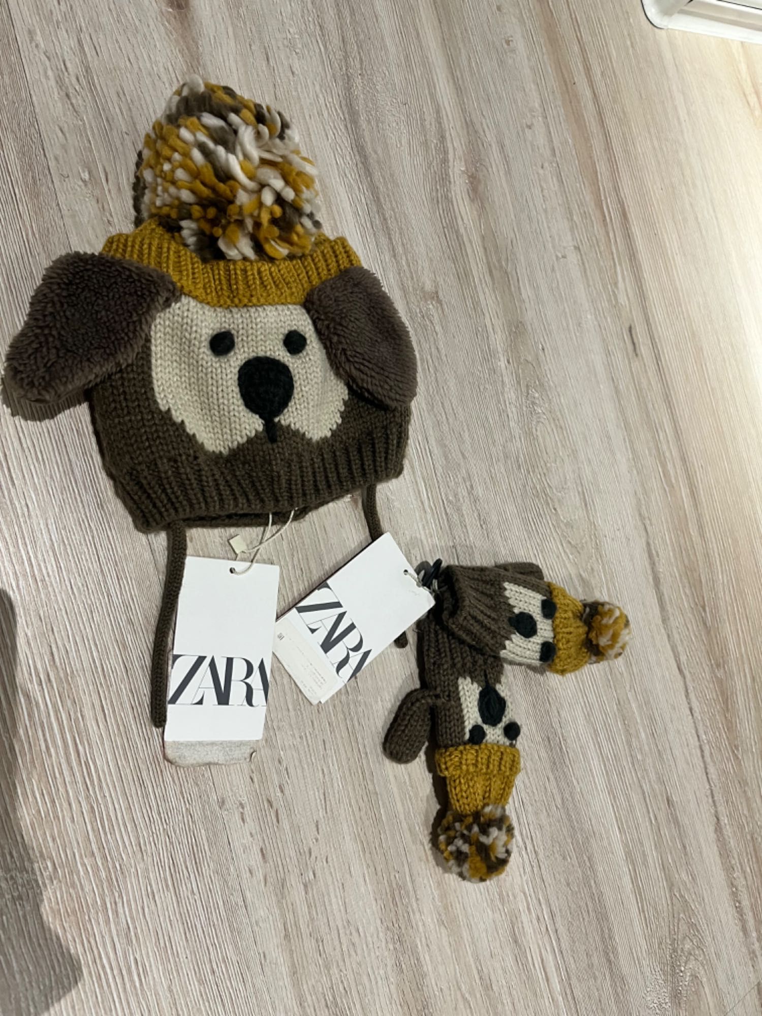 Шапка и варежки Zara