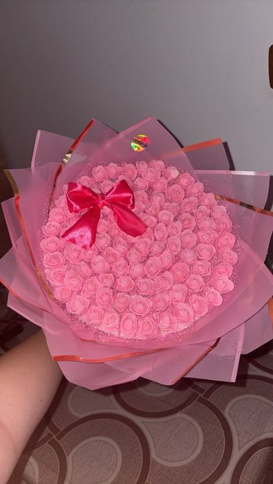 Vând buchet 101 trandafiri spumă