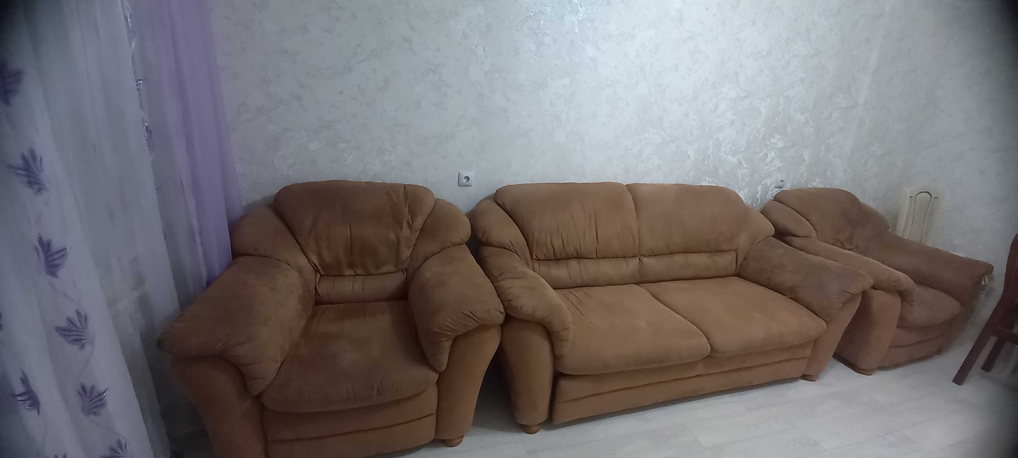 продам диван с двумя креслами