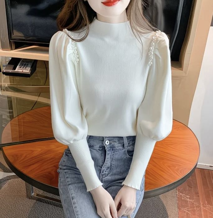 Полуворотниковый свитер, украшенный бисером и с эффектными рукавами