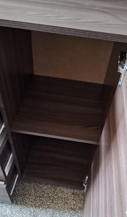 Шкафче за дрехи и книги.