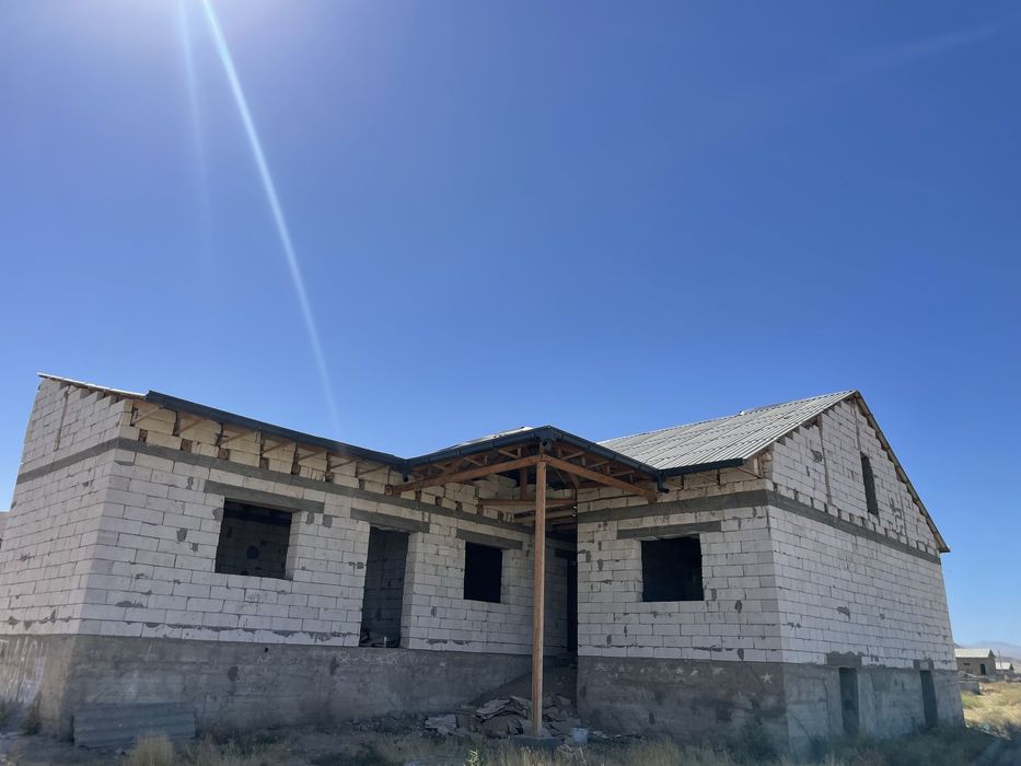 Srochno tugallanmagan hovli sotiladi