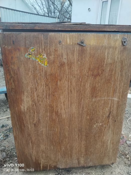 Старый шкаф холодильник