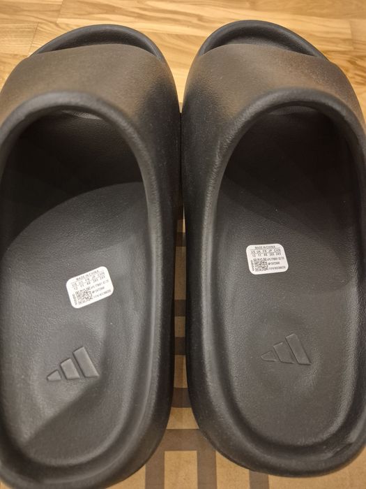 Yeezy slides Noi.