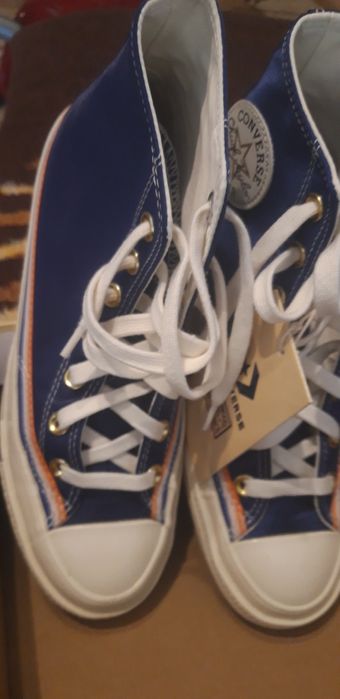 Vand tenesi converse noi