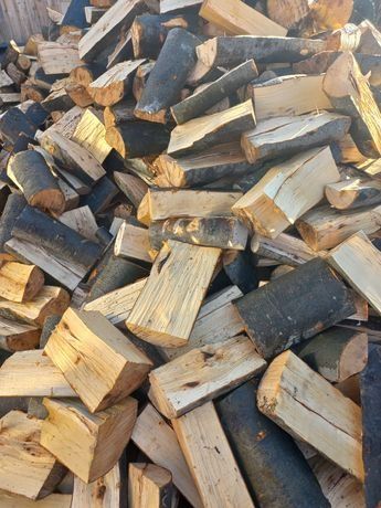 Vând lemne de foc tăiate.