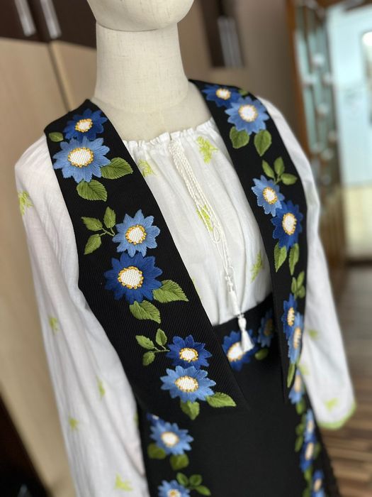 Costum popular brodat manual