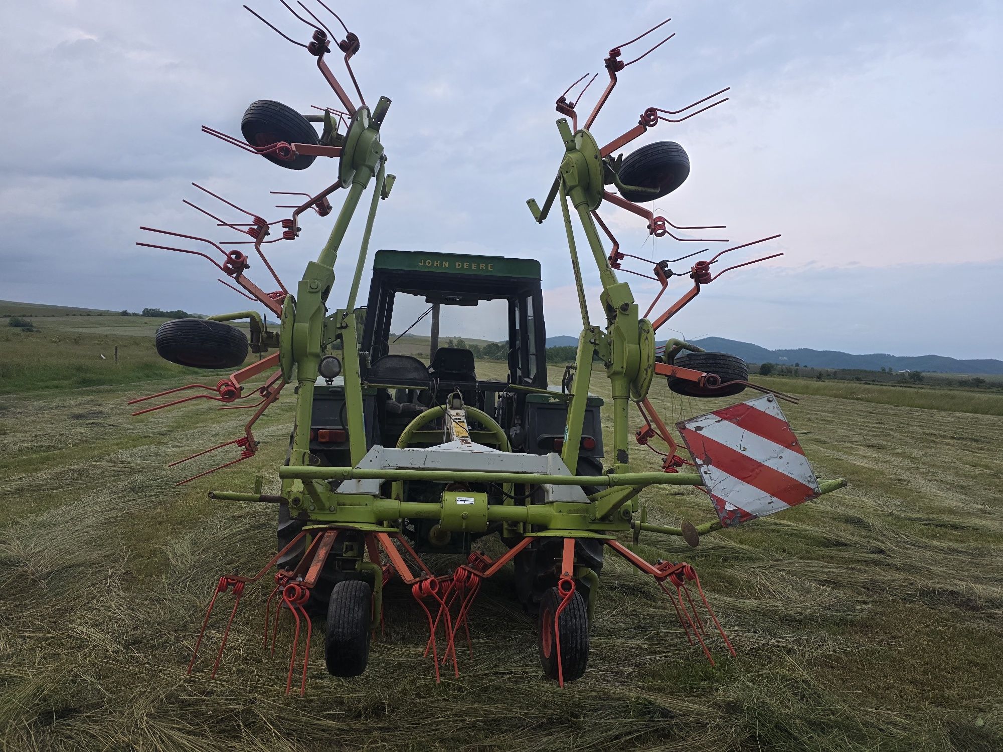 Grebla Greblatoare intors rasfirat imprastiat  Claas Volto 640 Fella