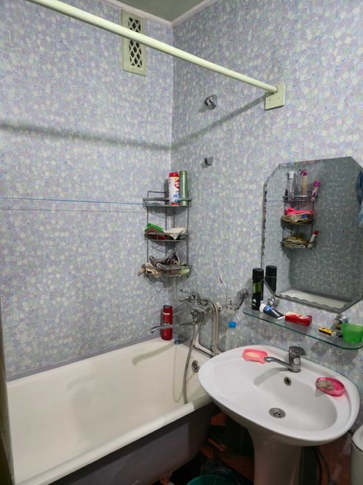 3 хонали квартира сотилади.
Андижон шахар марказида.