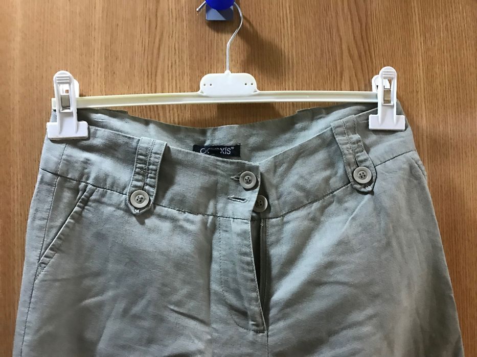 Pantaloni gri-khaki deasupra gleznei
