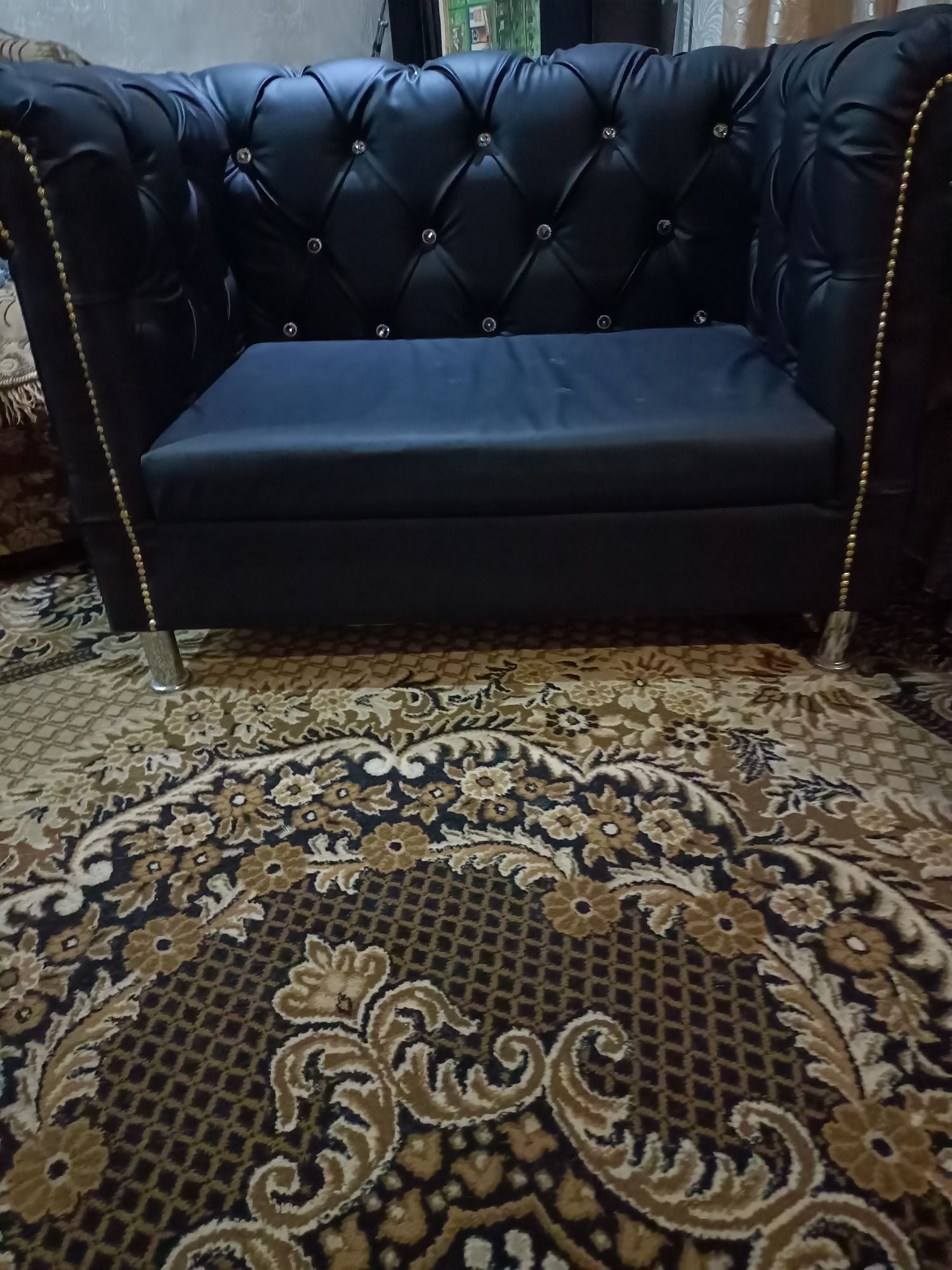 Продам диван для гостиной, черного цвета со стразами,.