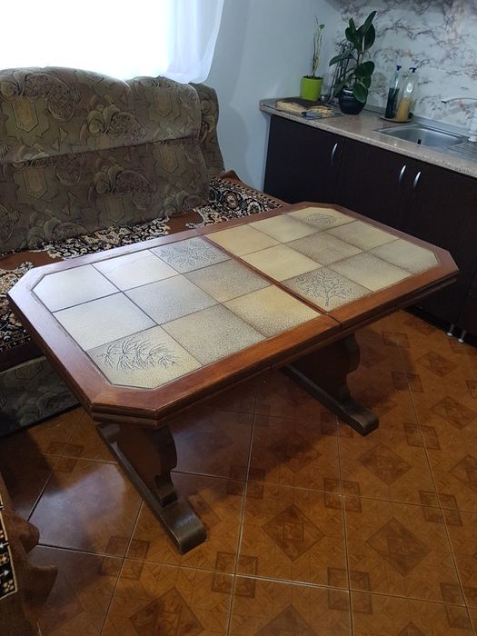 Vând masă din lemn masiv