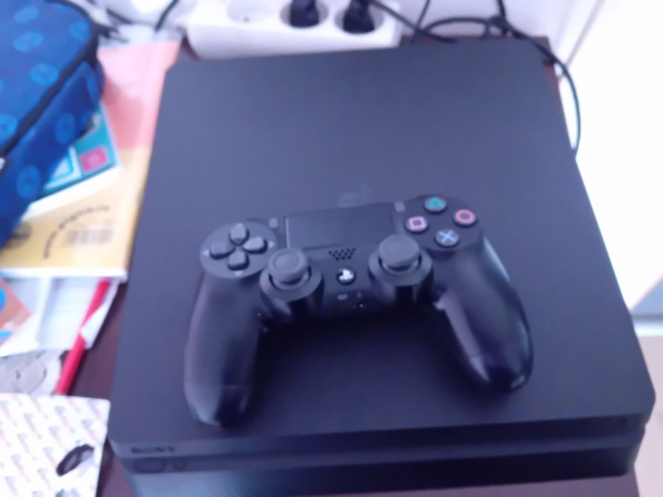 Vând ps4 urgent!