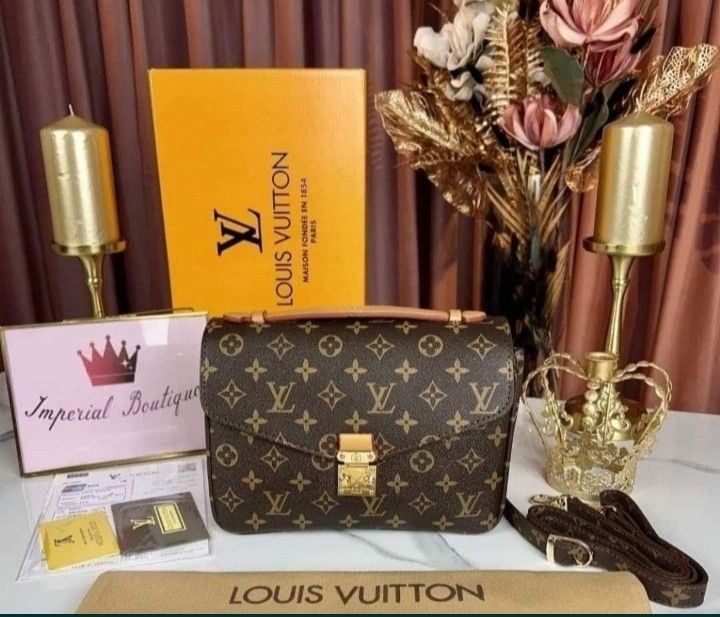 Set Louis Vuitton, super model, France, accesorii metalice, saculet