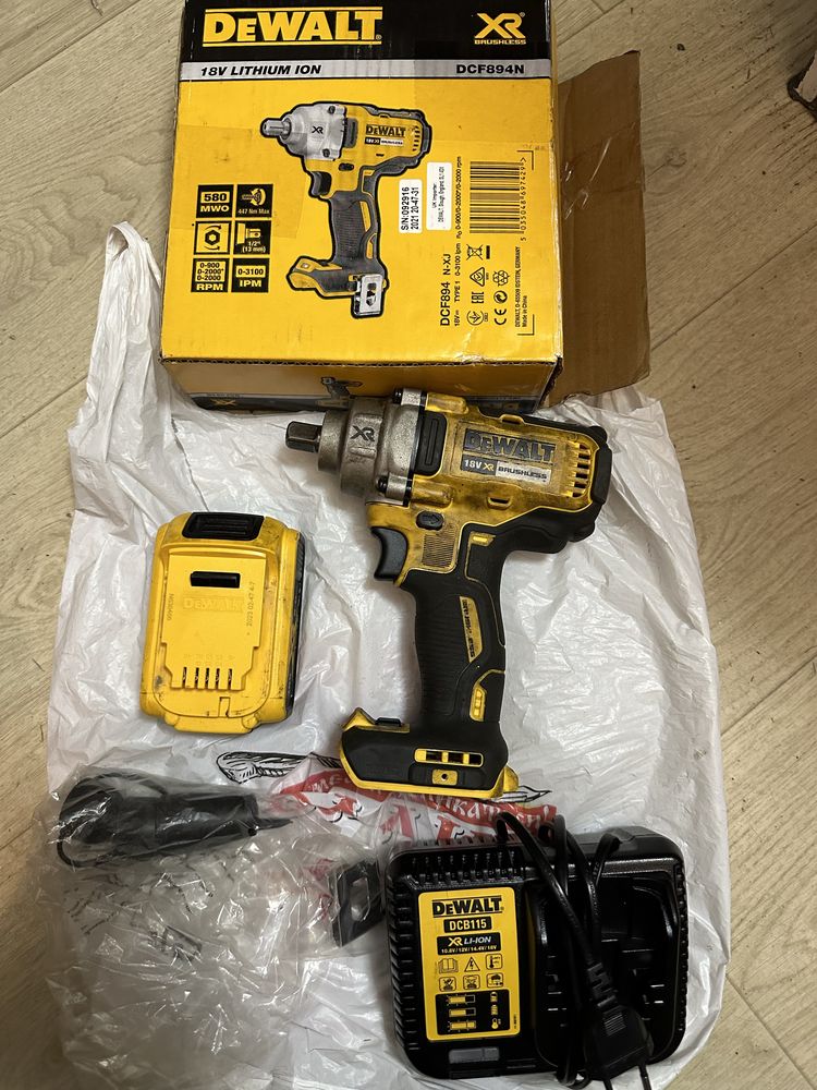 акумулаторен удърен гайковерт dewalt DCF894N-XJ