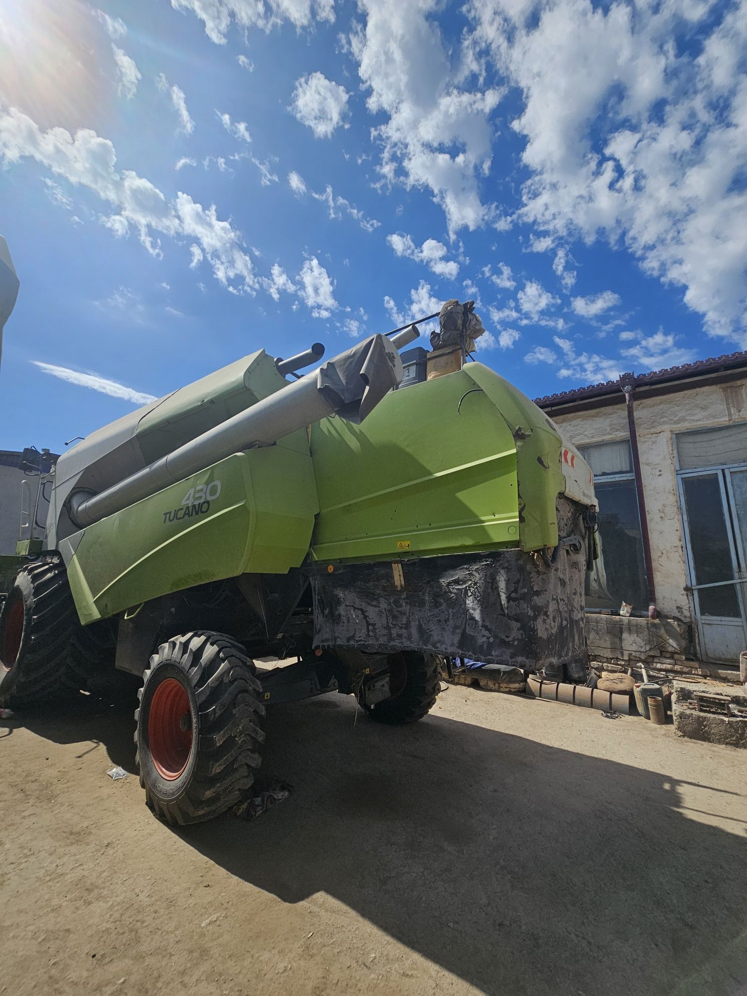 Claas tucano sotiladi soz holatda mavsumga tayyor 2011 yil