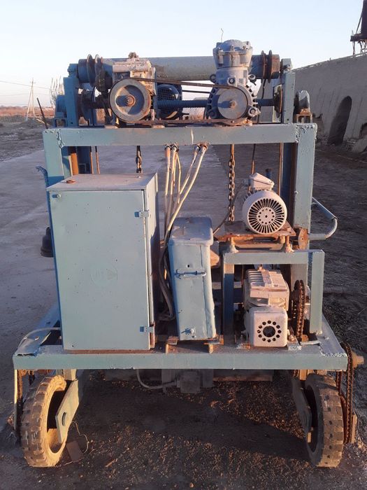 Meshalka va shlakablok chiqaruvchi aparat sotiladi