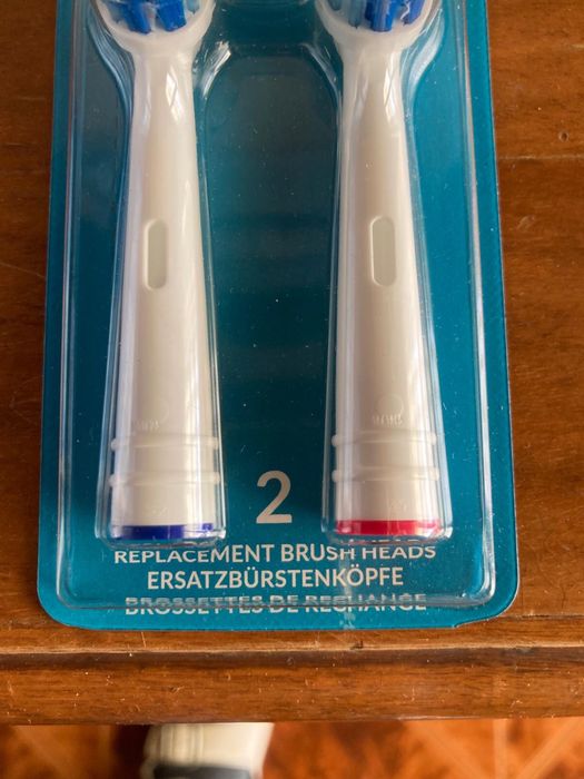 Нова ел. четка Oral B с допълнителни два накрайника