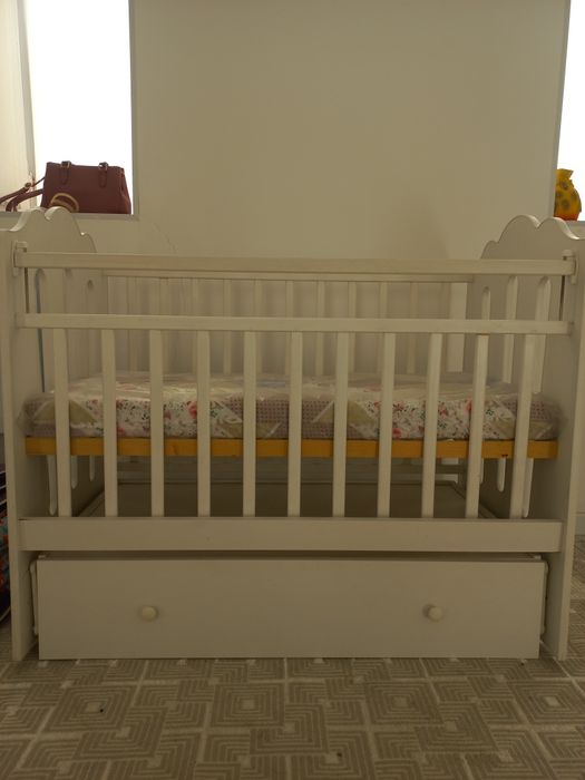 Манеж детский с маятником