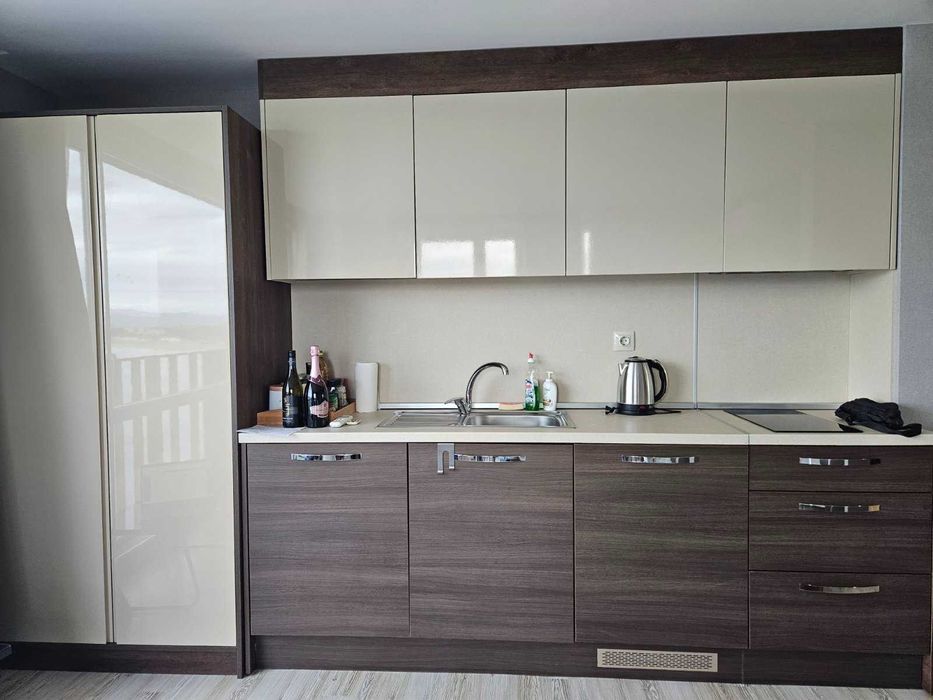 Кухня с мивка, хладилник и аспиратор