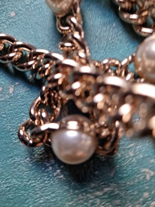 Нова чанта Guess с пайети и перли