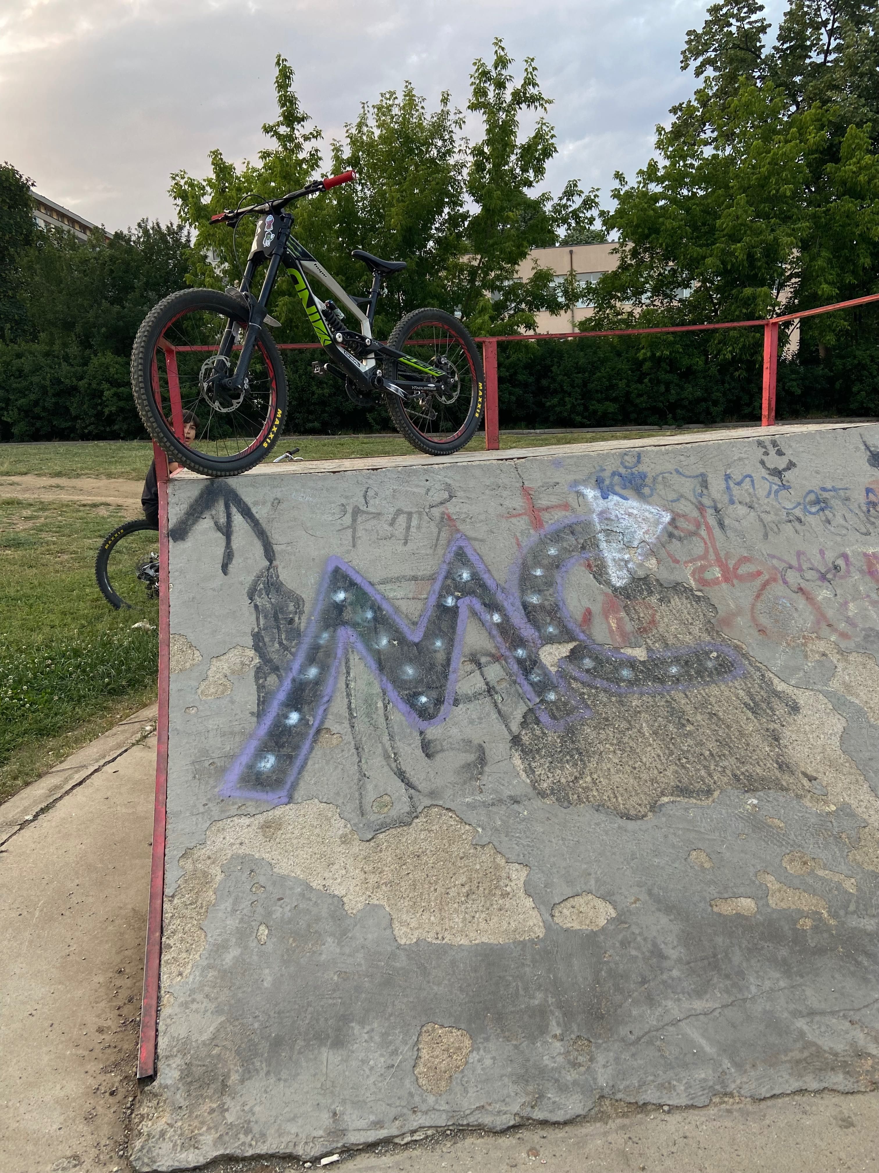 YT Tues DH колело