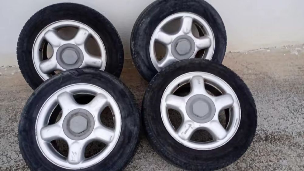 ПРОДАВАМ джанти с куми 14ки 185на 60 . Двете гуми са Michelin
