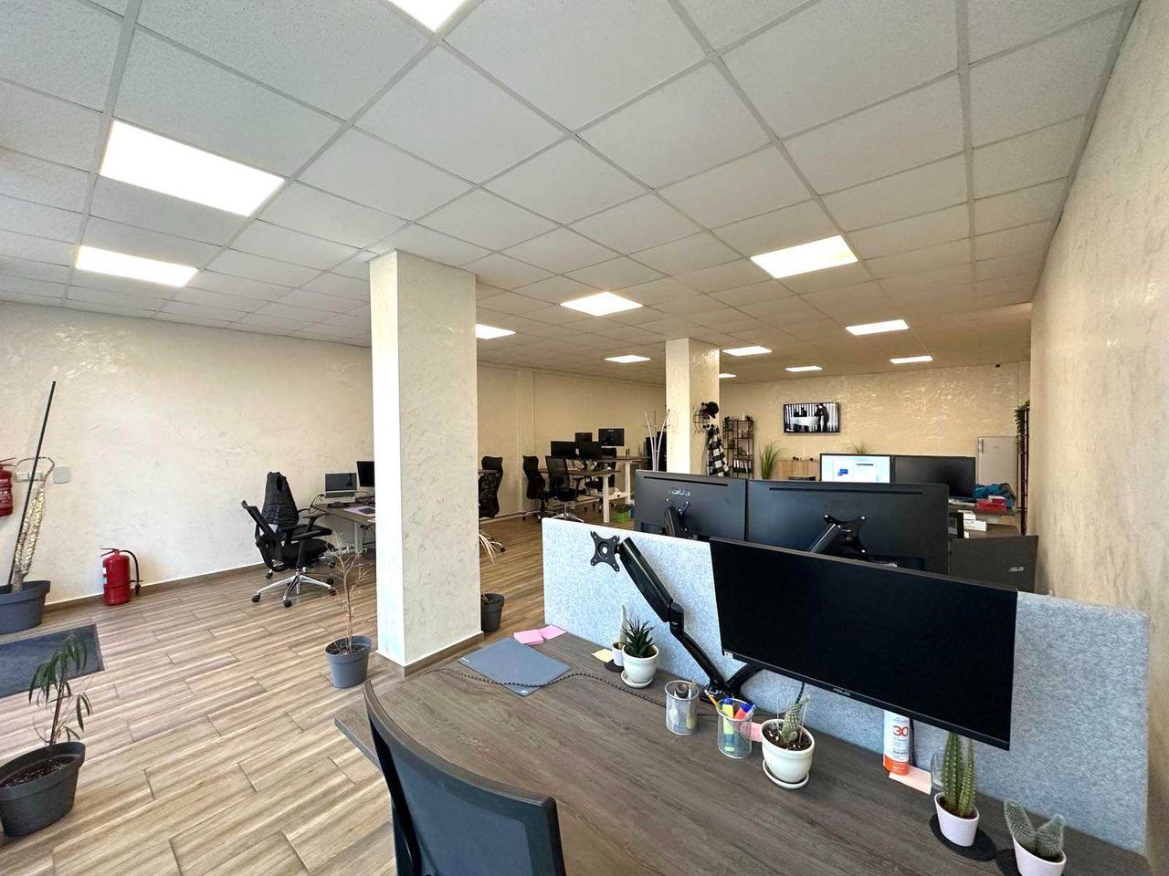 Дава се под наем Офис в Велико Търново, Колю Фичето - 150 кв.м за 765 € - Снимка #2