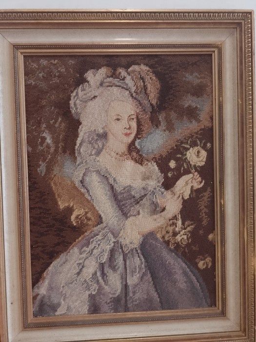 Set de două tablouri decorative vechi, cusute manual, reprezentând por