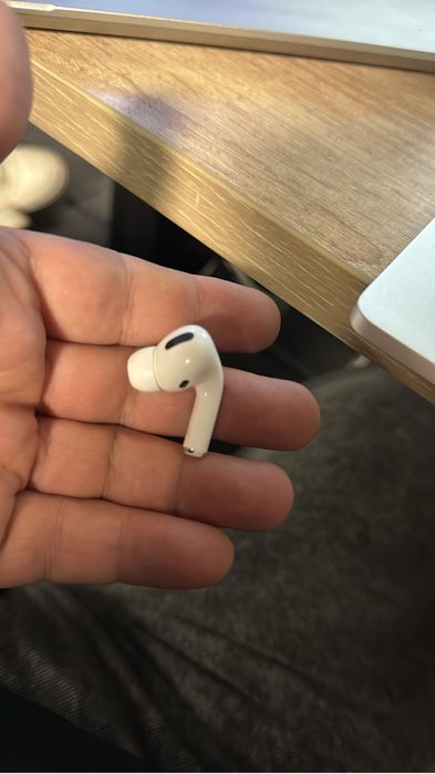 Один правый airpods pro