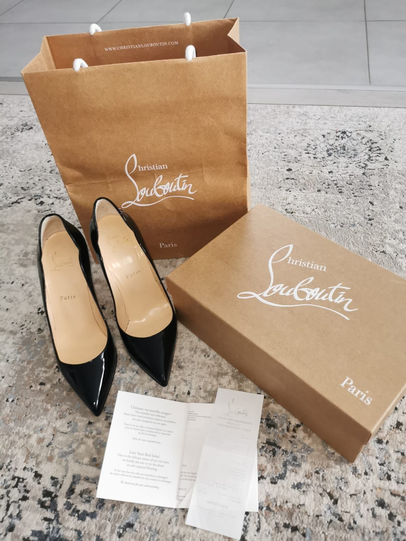 Vand pantofi Louboutin